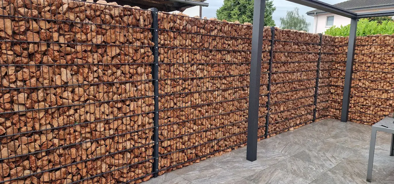 Gabionenwand aus Natursteinen als Sichtschutz