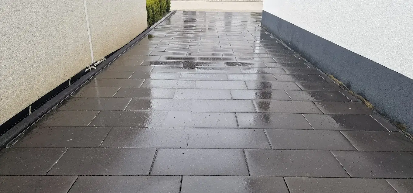 Große Terrasse mit grauen Bodenplatten