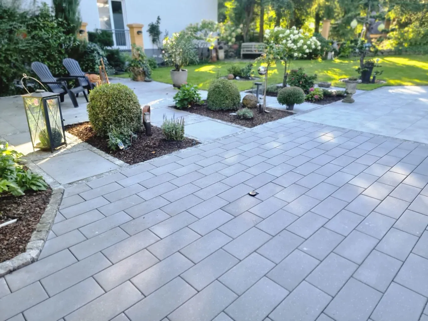 Von Radina Garten gebaute Terrasse im Abendlicht