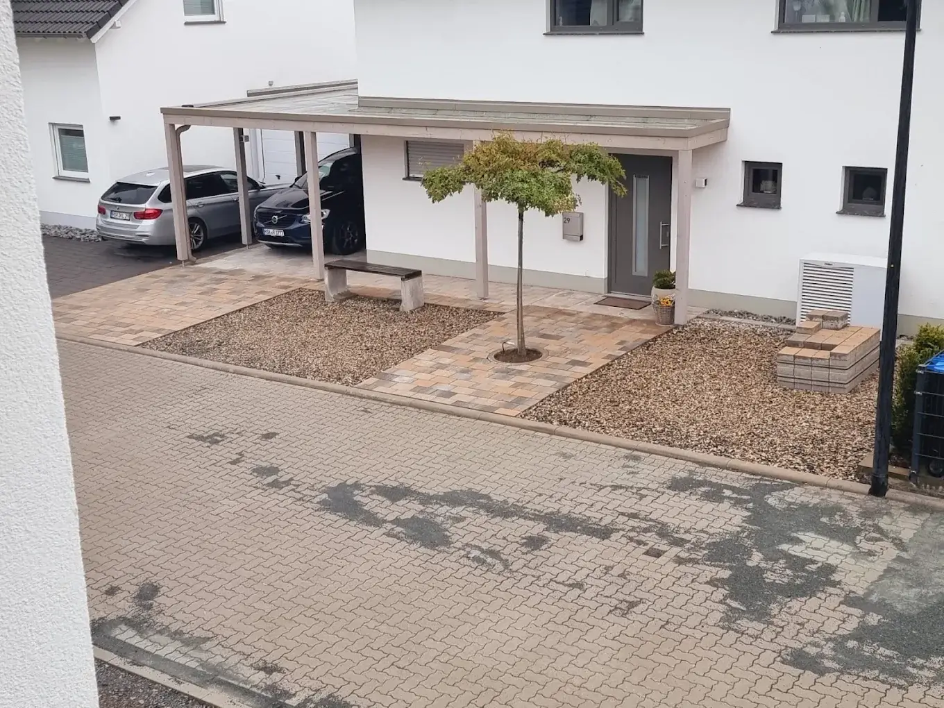 Fertiger Vorgarten mit Pflaster, Kiesflächen und Carport