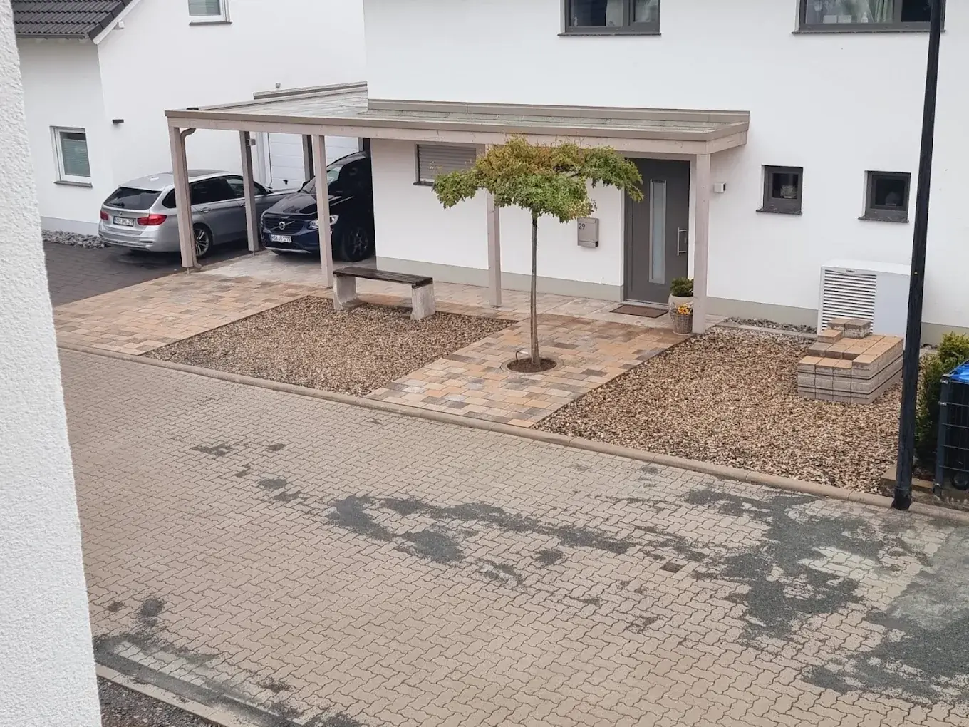 Fertiger Vorgarten mit Pflaster, Kiesflächen und Carport