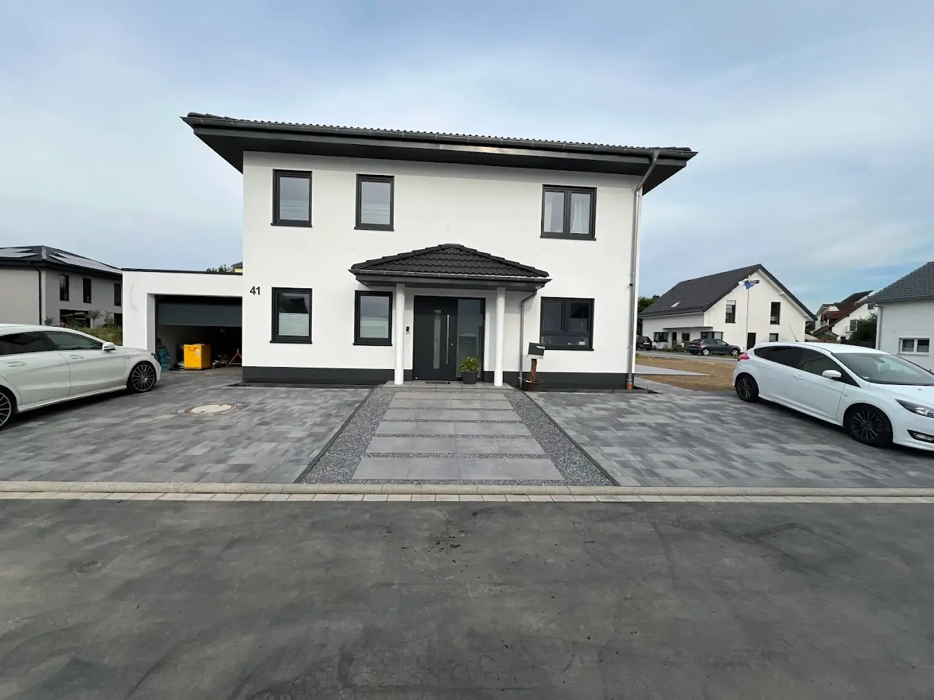 Moderne Villa mit großzügiger gepflasterter Einfahrt