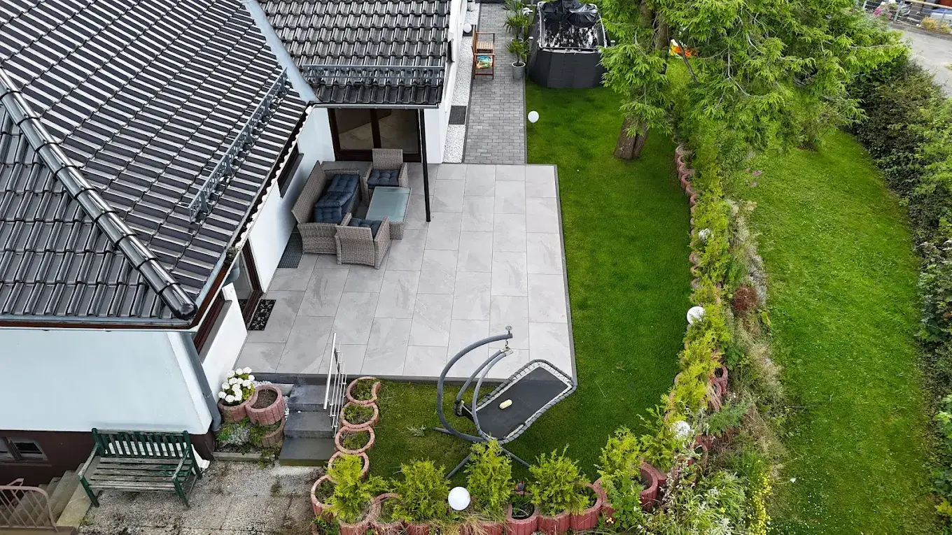 Gepflegter Garten an einem Wohnhaus