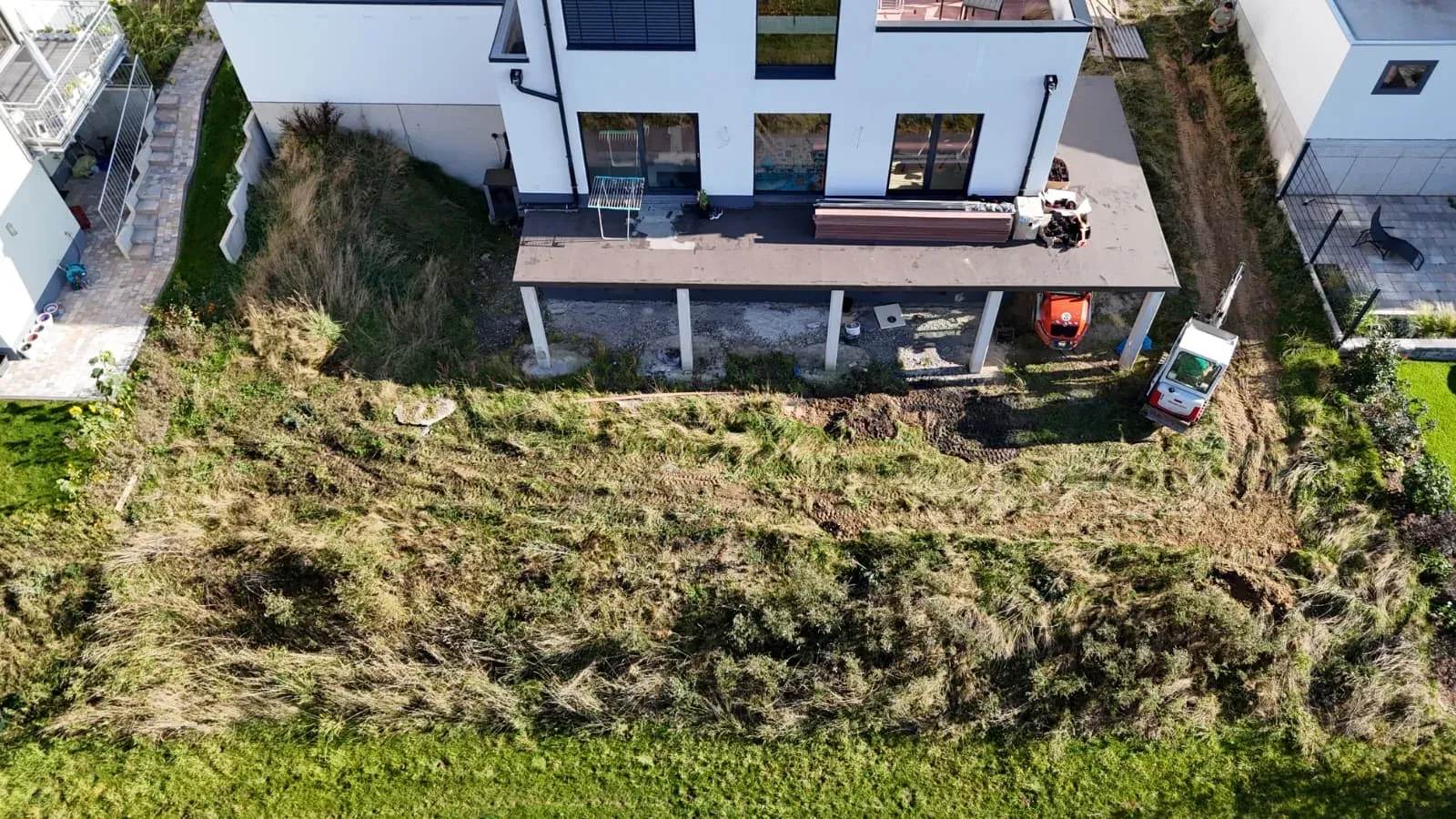 Vorher: Vorher: verwilderter Hang hinter dem Neubau