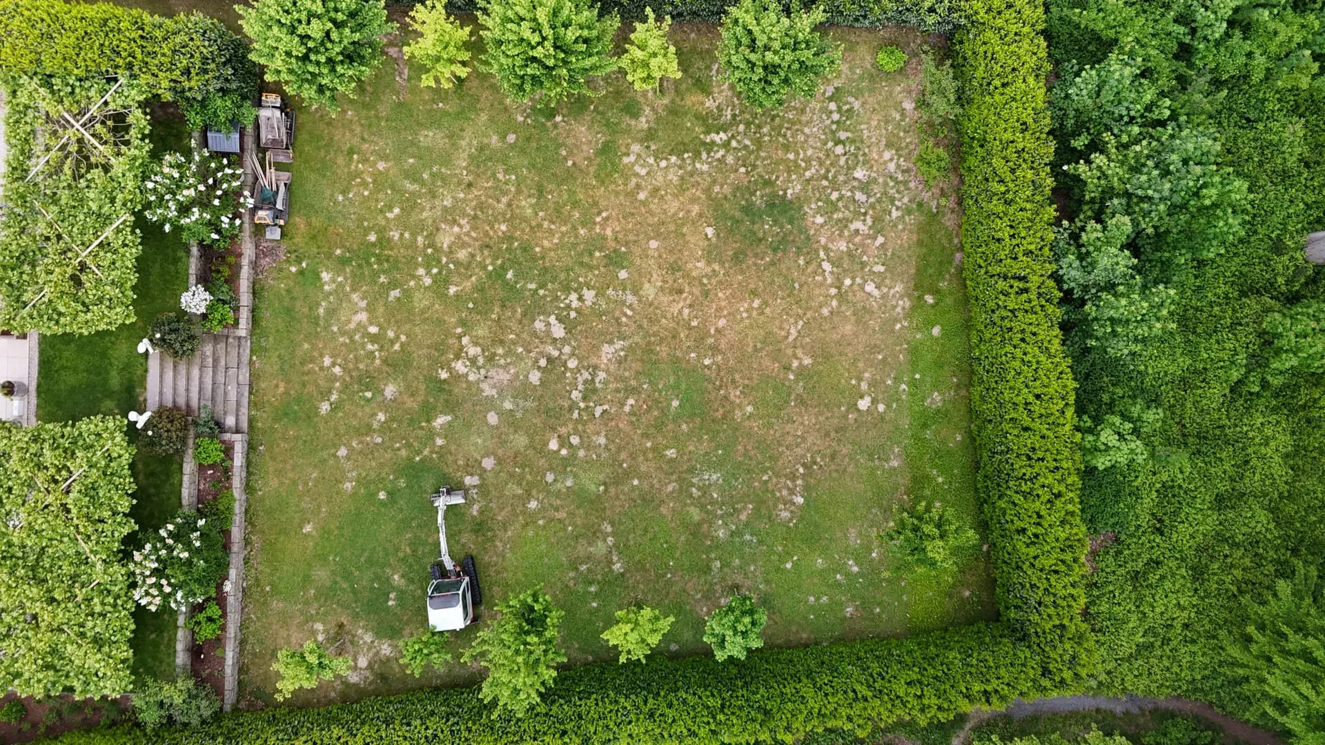 Vorher: Vorher: fleckiger Rasen im eingewachsenen Garten aus der Luft
