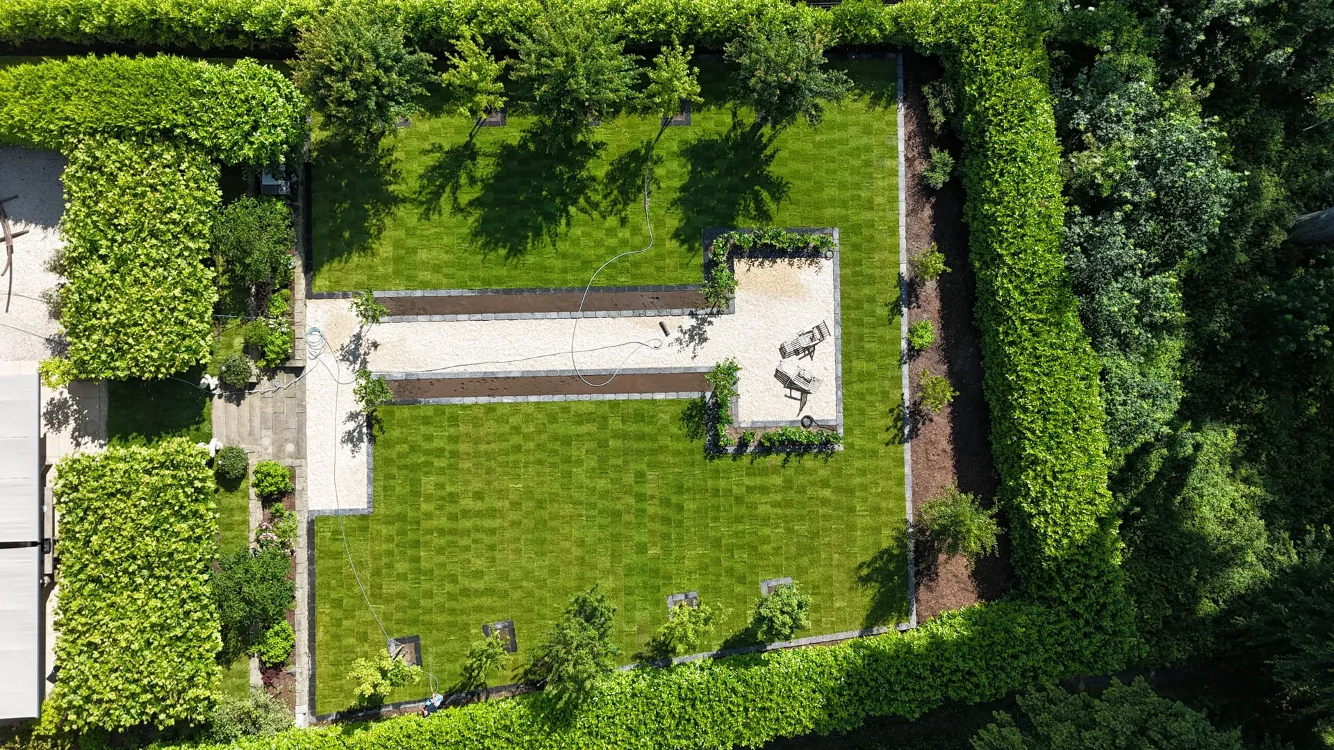 Nachher: Nachher: klar gegliederter Garten mit Kieswegen aus der Luft