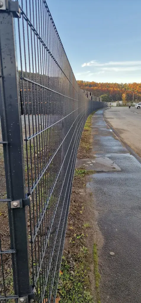 Moderner anthrazitfarbener Metallzaun aus der Nähe