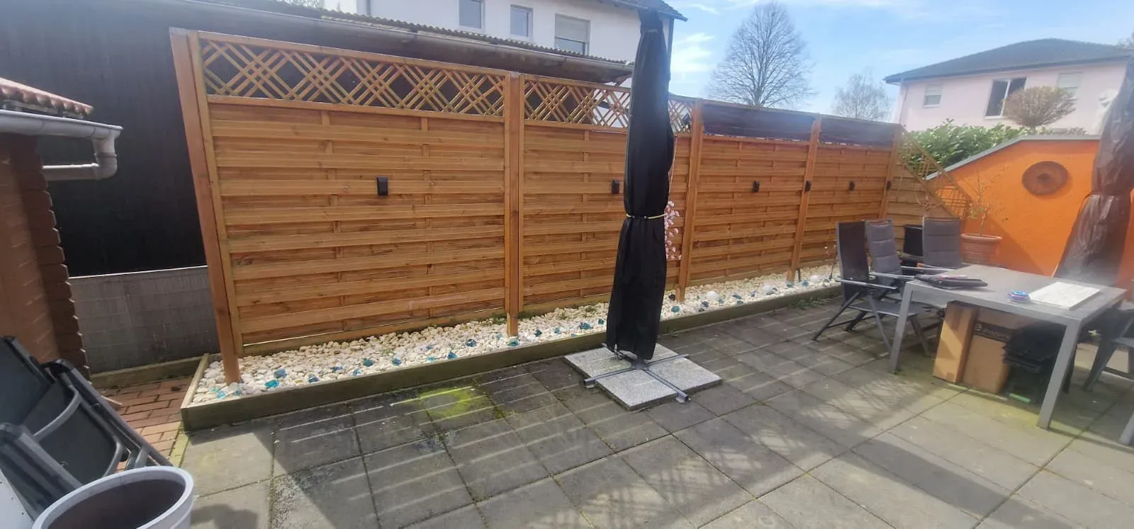 Vorher: Vorher: alter Holzzaun als Sichtschutz auf der Terrasse