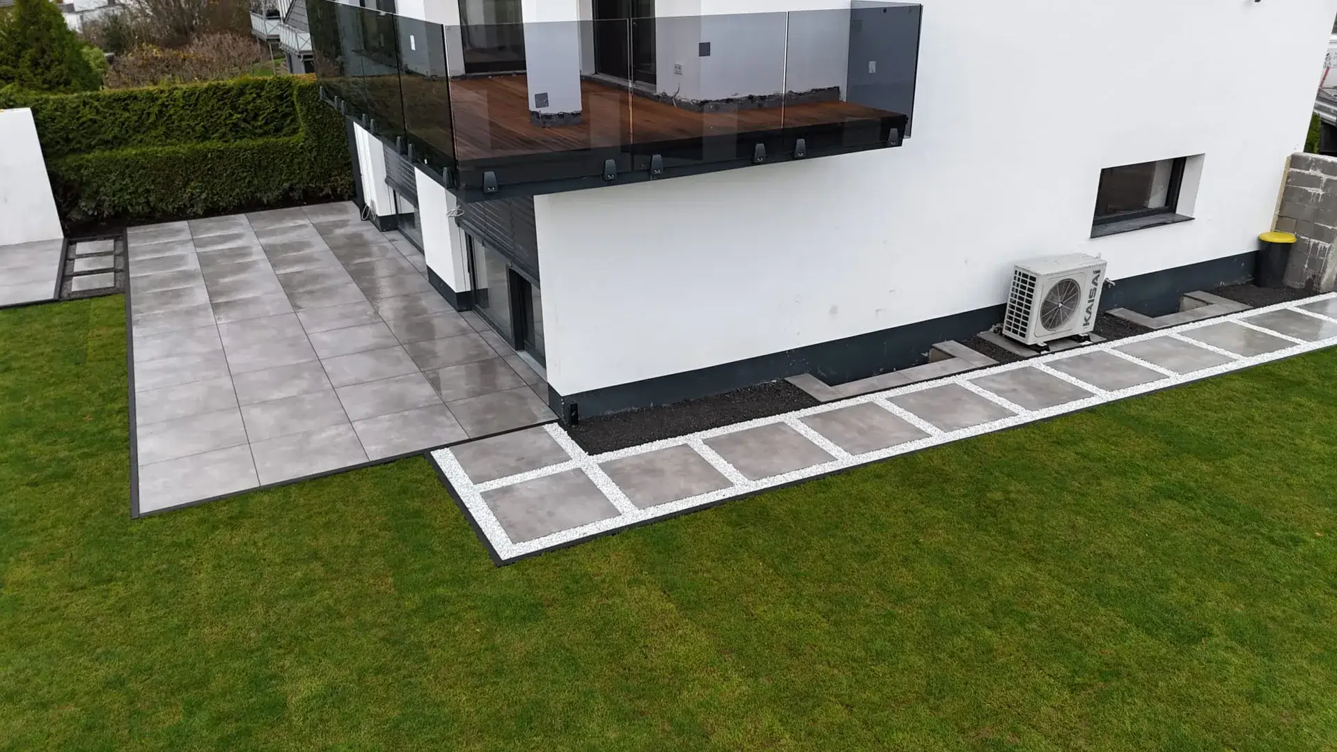 Luftbild: neue Terrasse mit Trittplatten und Rollrasen am Einfamilienhaus