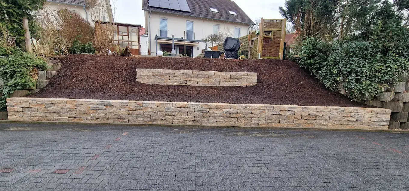 Angelegtes Hochbeet mit Mauer im Vorgarten während der Bauphase